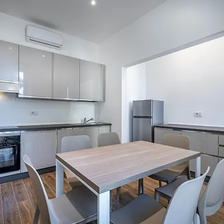 Yd Elegant With Garden Apartment